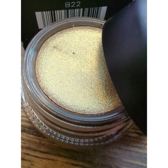 MAC Pro Longwear Paint Pot Eyeshadow (0.17 oz.) - Born To Beam - Picture 2 of 3